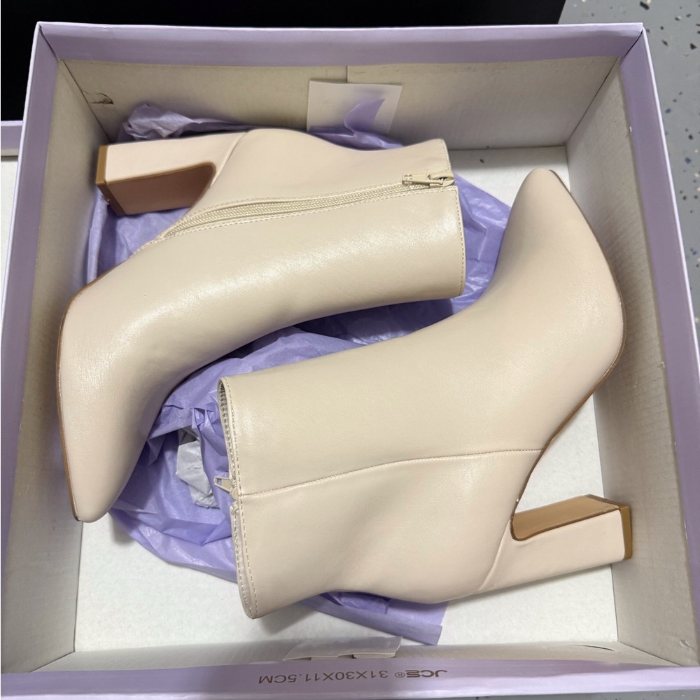 New In Box - Madden Girl Bonnie Pointed Toe Block Heel Booties - White - Size 5